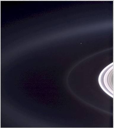 10-2_Saturnus_-_het_lichte_puntje_is_de_aarde
